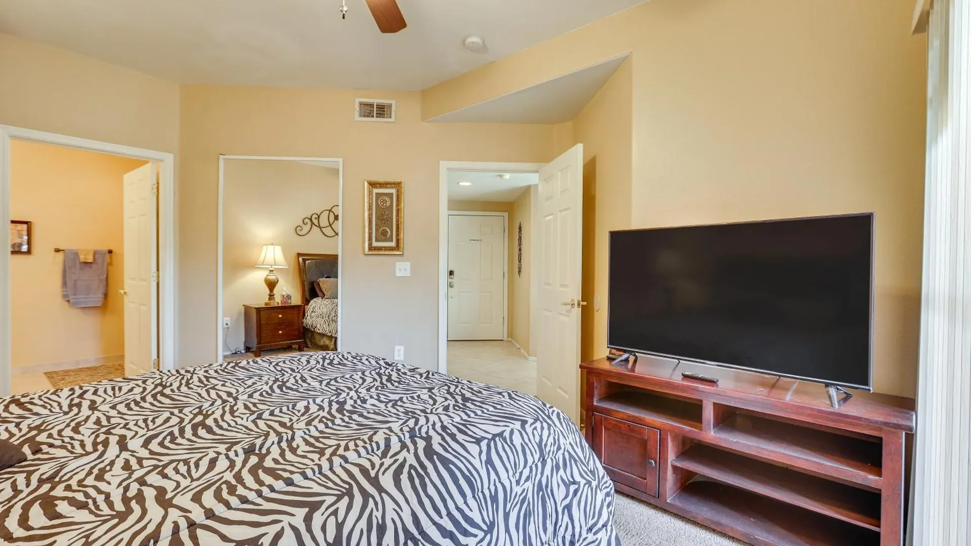 Bright Phoenix Condo - 3 Mi To State Farm Stadium!