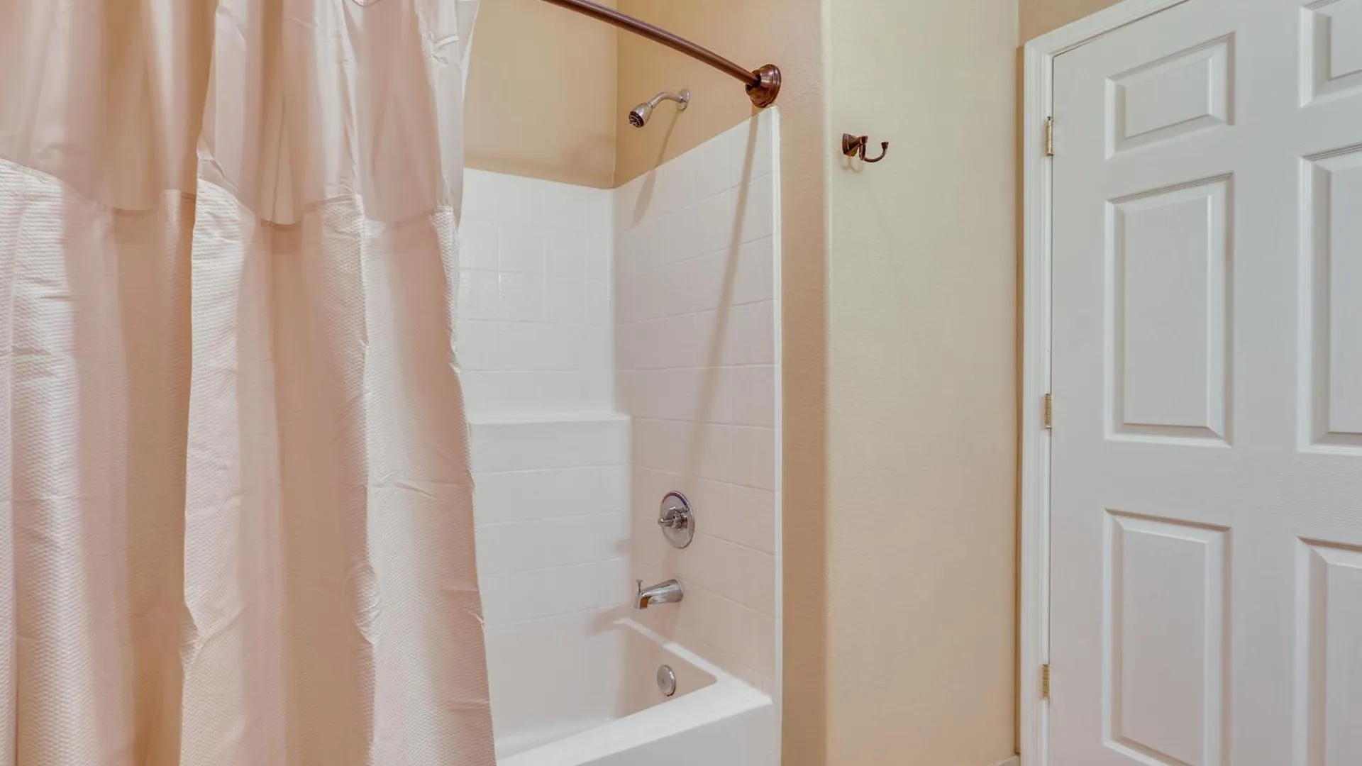 Bright Phoenix Condo - 3 Mi To State Farm Stadium! Apartment